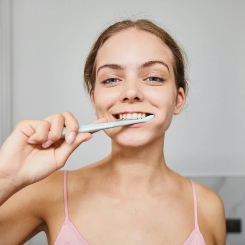 La santé bucco-dentaire commence en se brossant les dents 